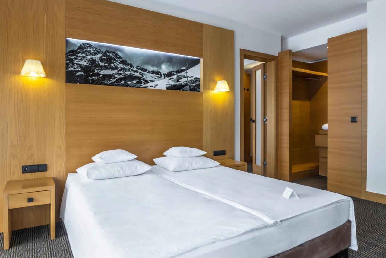 One-Bedroom Queen Suite Sofa Bed