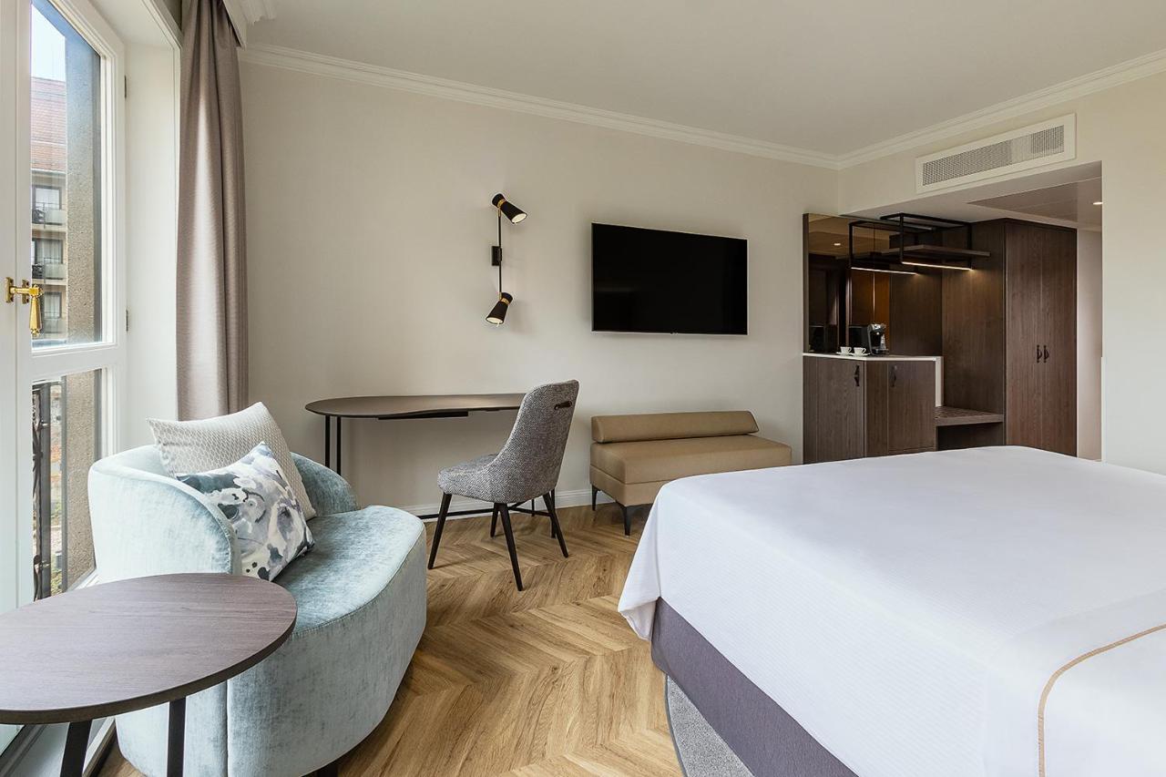 Quarto Deluxe com Cama King-size e Vista do Jardim