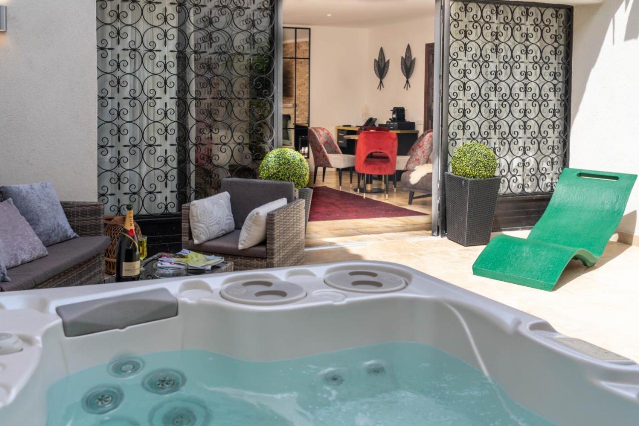 Suite with Hot Tub,1608289785:JPEG