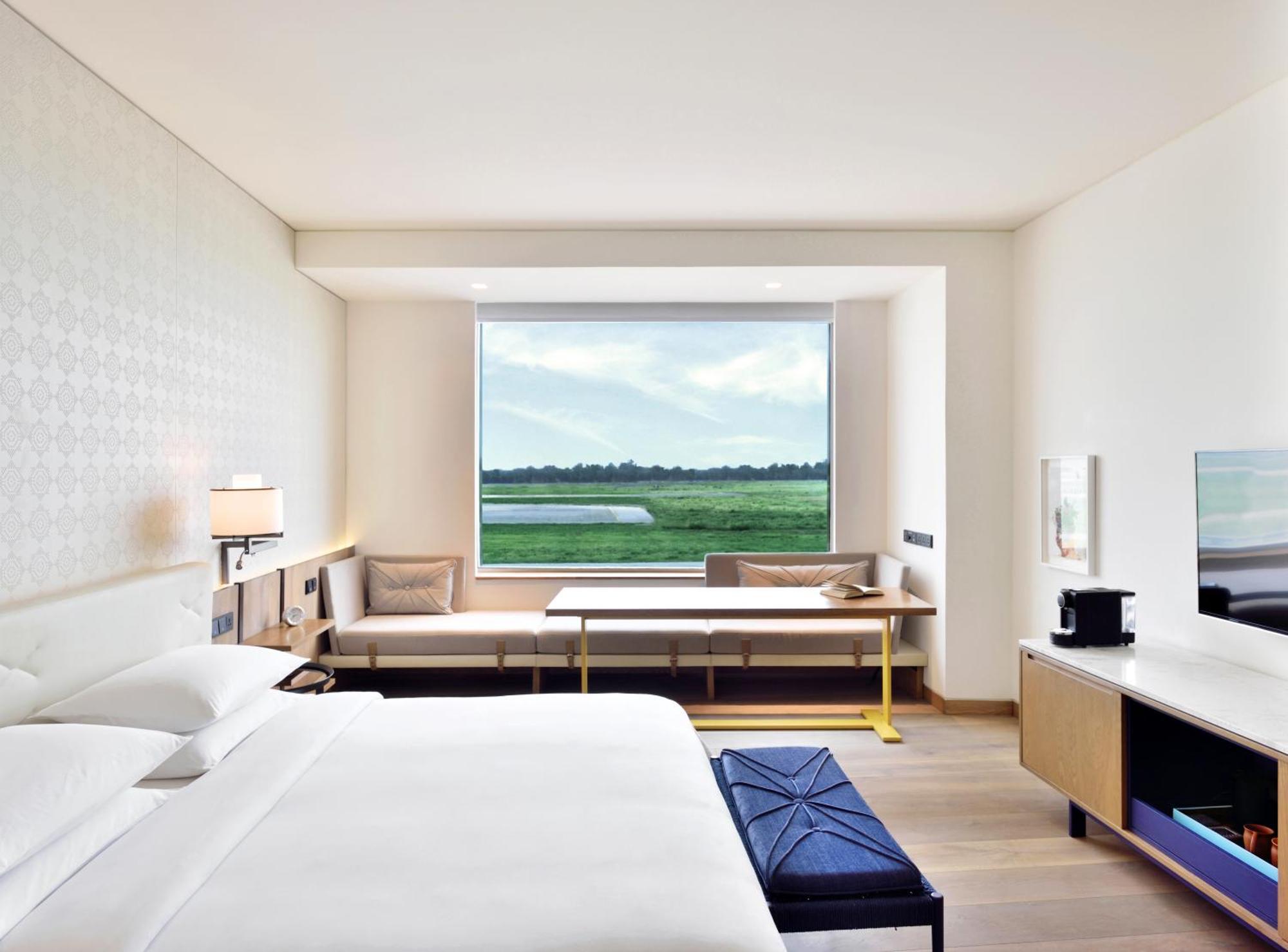 King Room Runway View,1455473929:JPEG