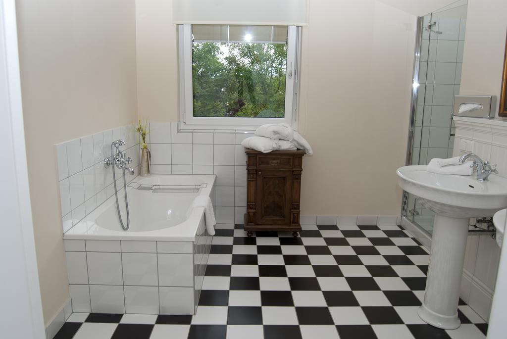 Double Room with Lake View,798854313:JPEG