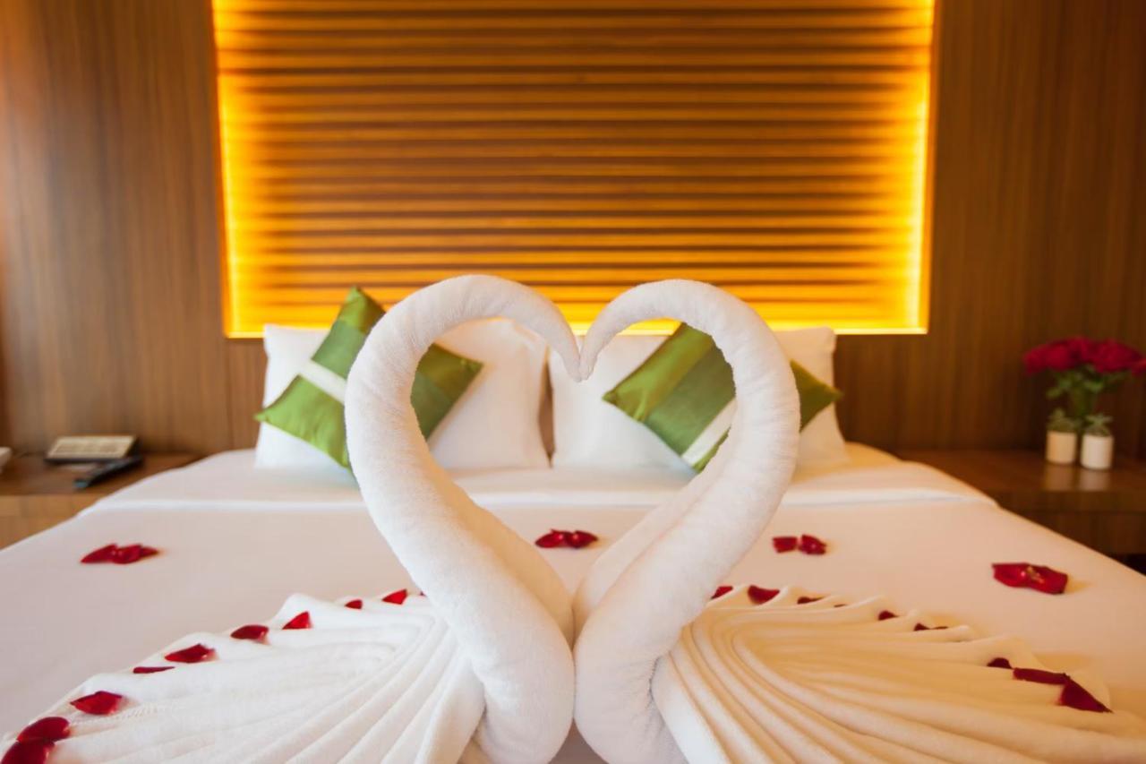 Honeymoon Suite,1549559014:JPEG