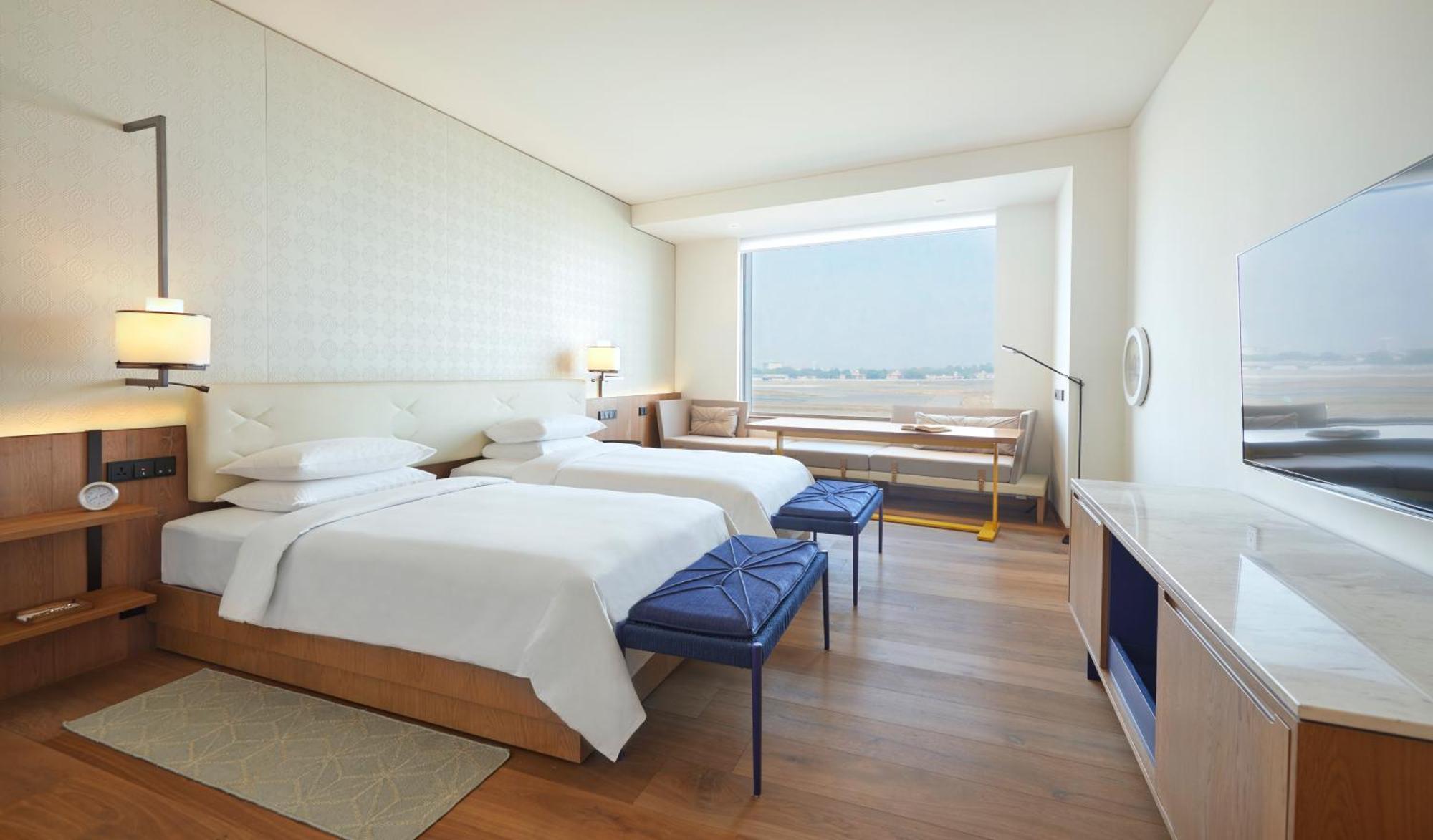 King Room Runway View,1455481420:JPEG