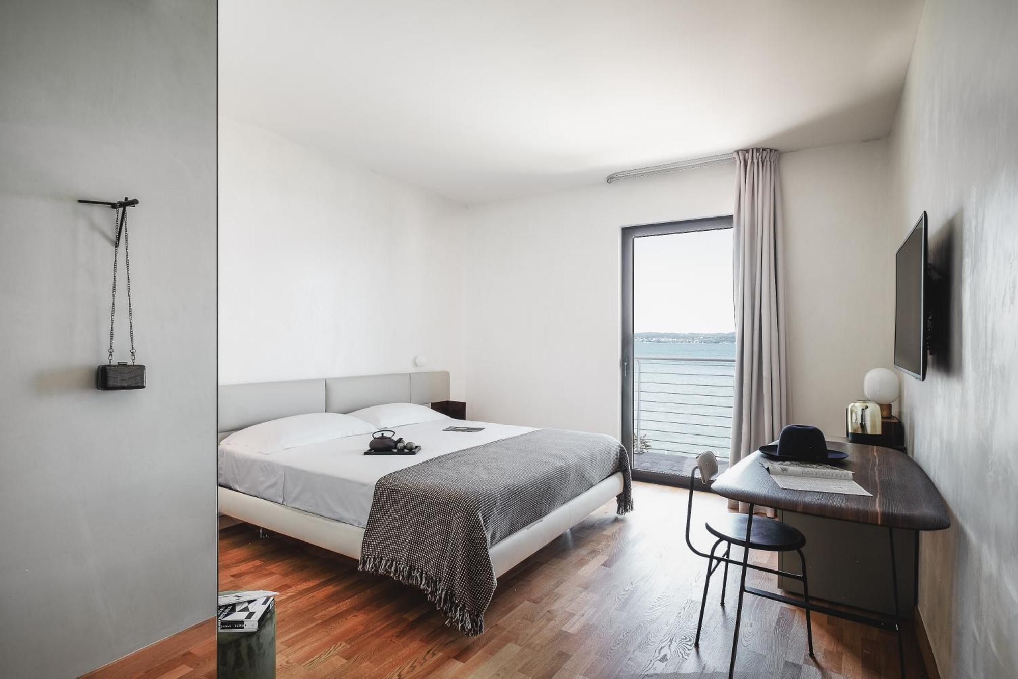 Deluxe King Double Room Balcony Lake View,1010679310:JPEG