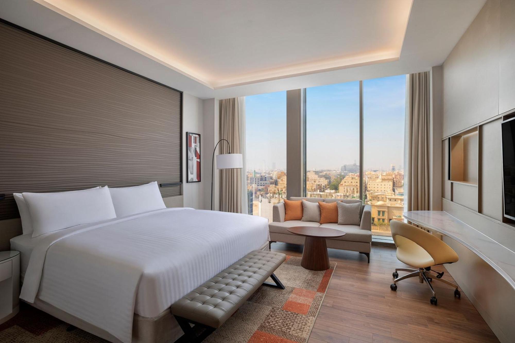 Premier Kamer met kingsize bed en uitzicht op de stad