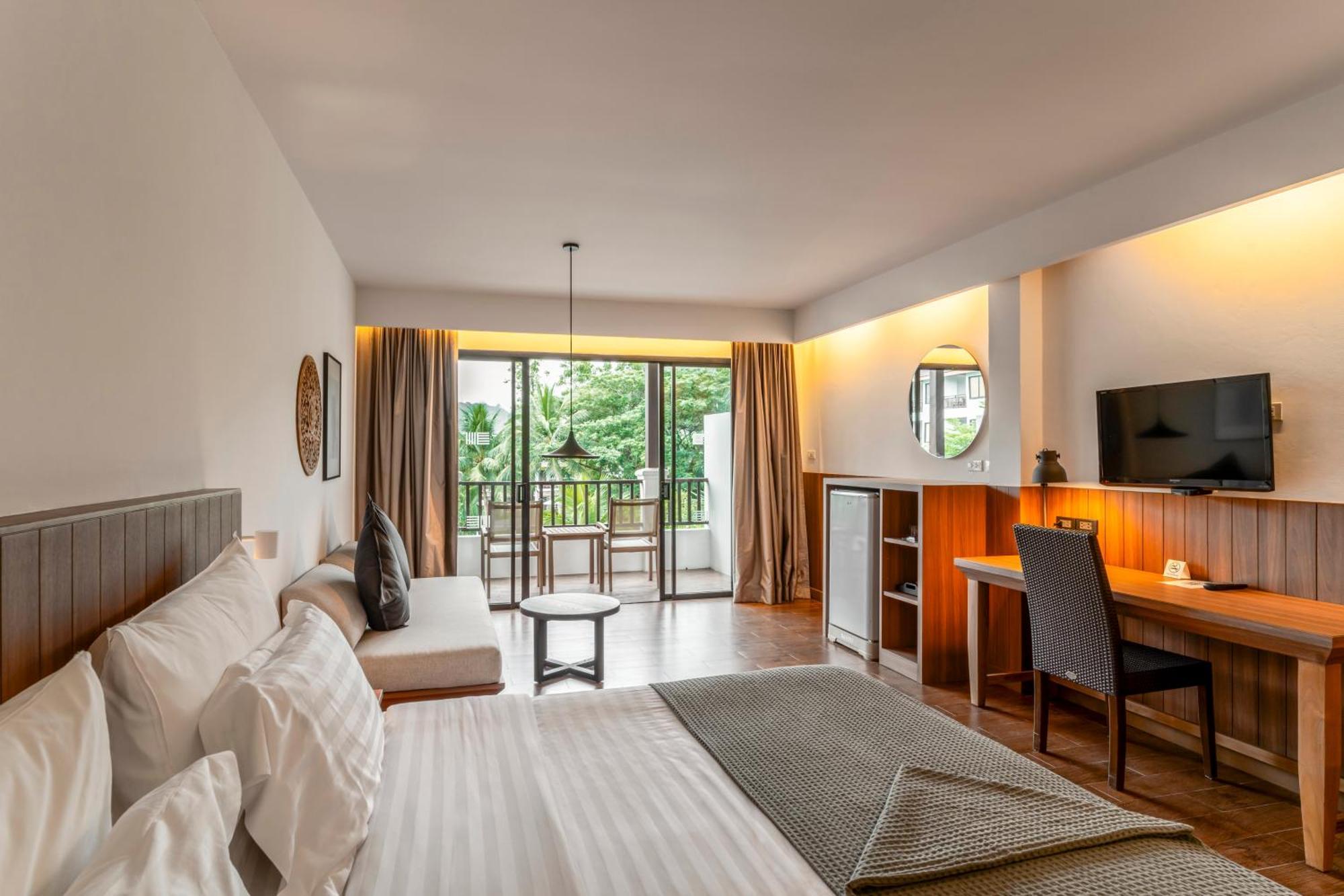 Grand Deluxe Pool View Room