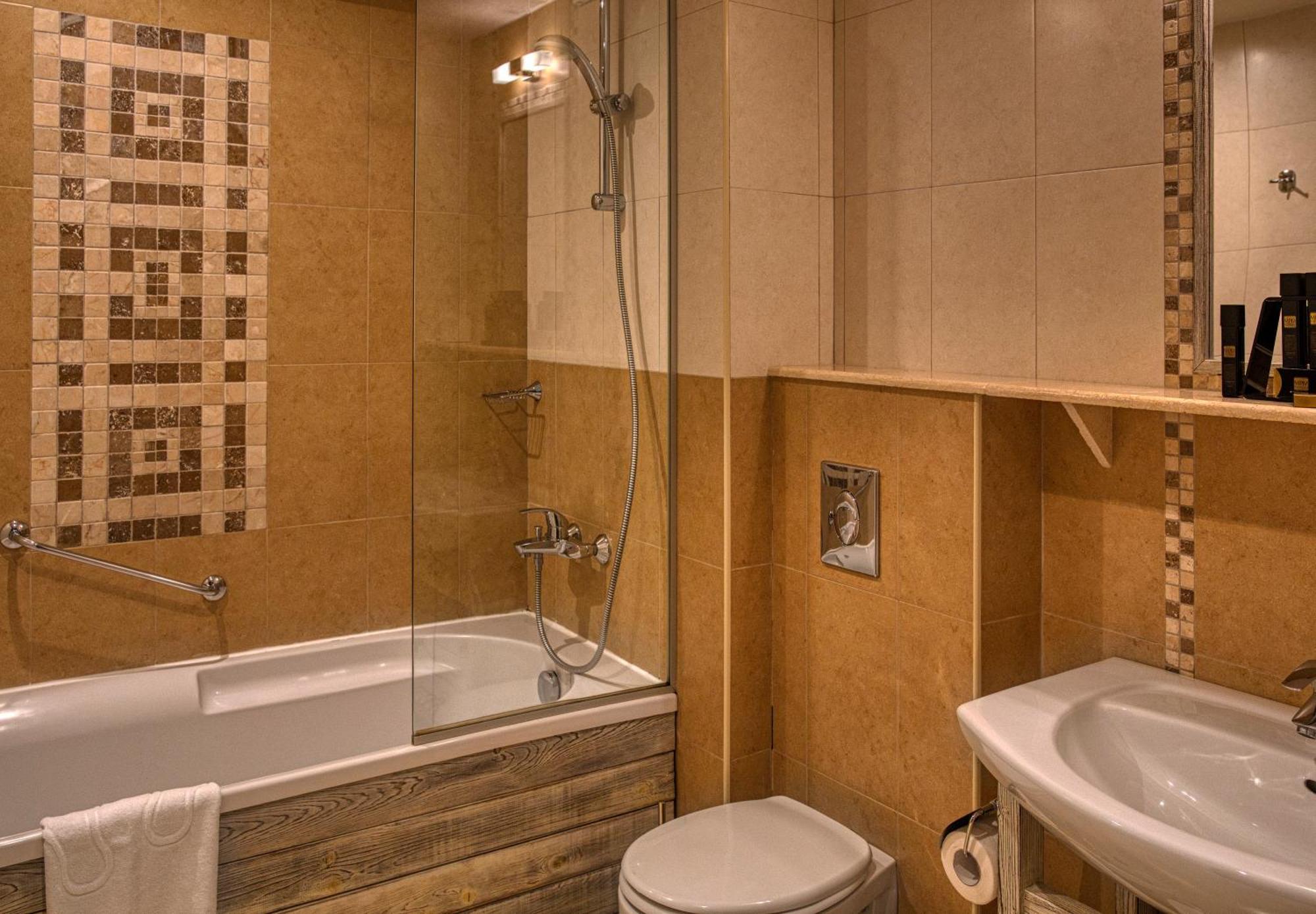 Double Room,1588078108:JPEG