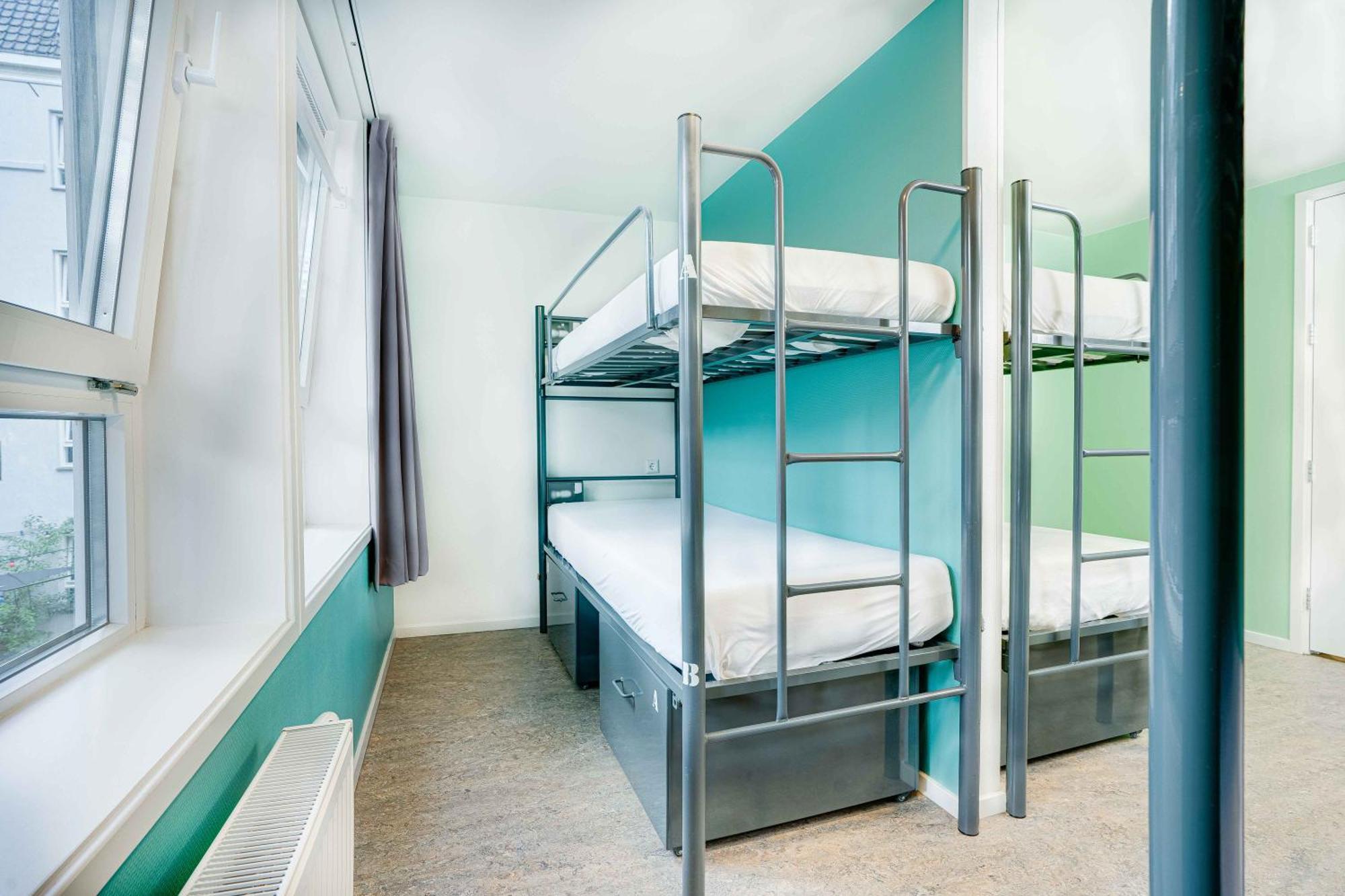 Cama em Dormitório Misto com 8 Camas