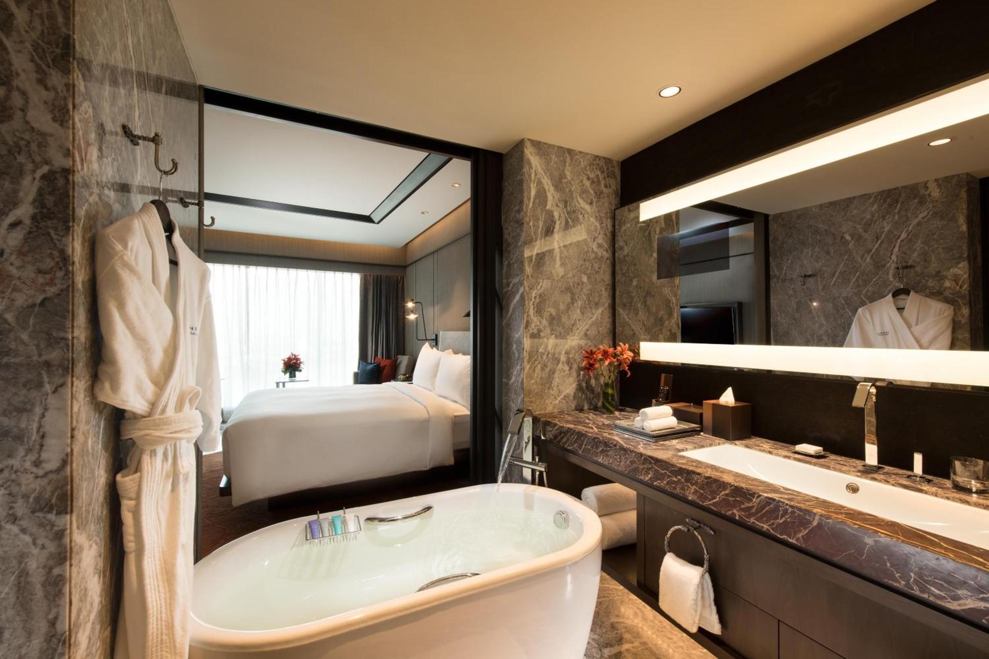 Premium King High floor Lake View Bathtub,1544769403:JPEG