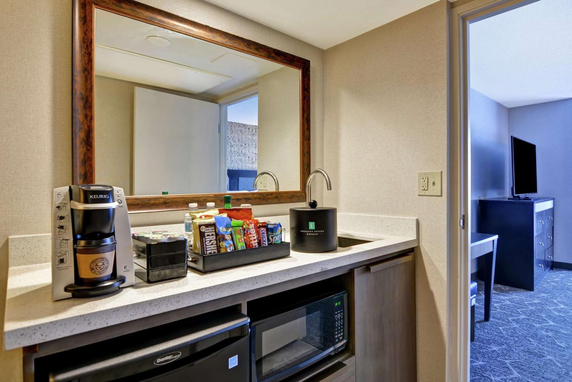 Premium King Suite w or Sofa Sleeper 1 Bedroom,1548844180:JPEG