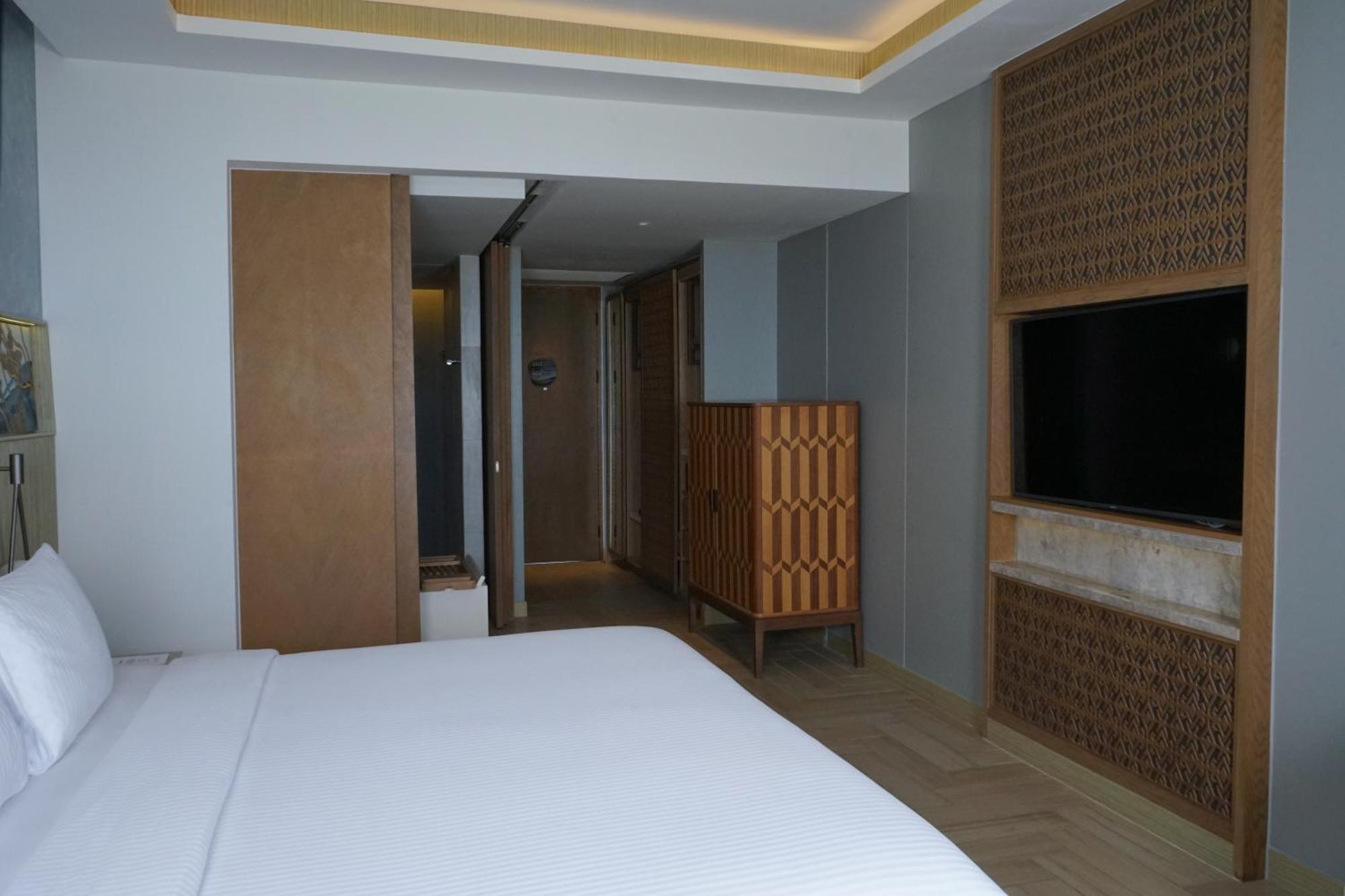 Deluxe King Room Balcony Ocean View,1550783737:JPEG