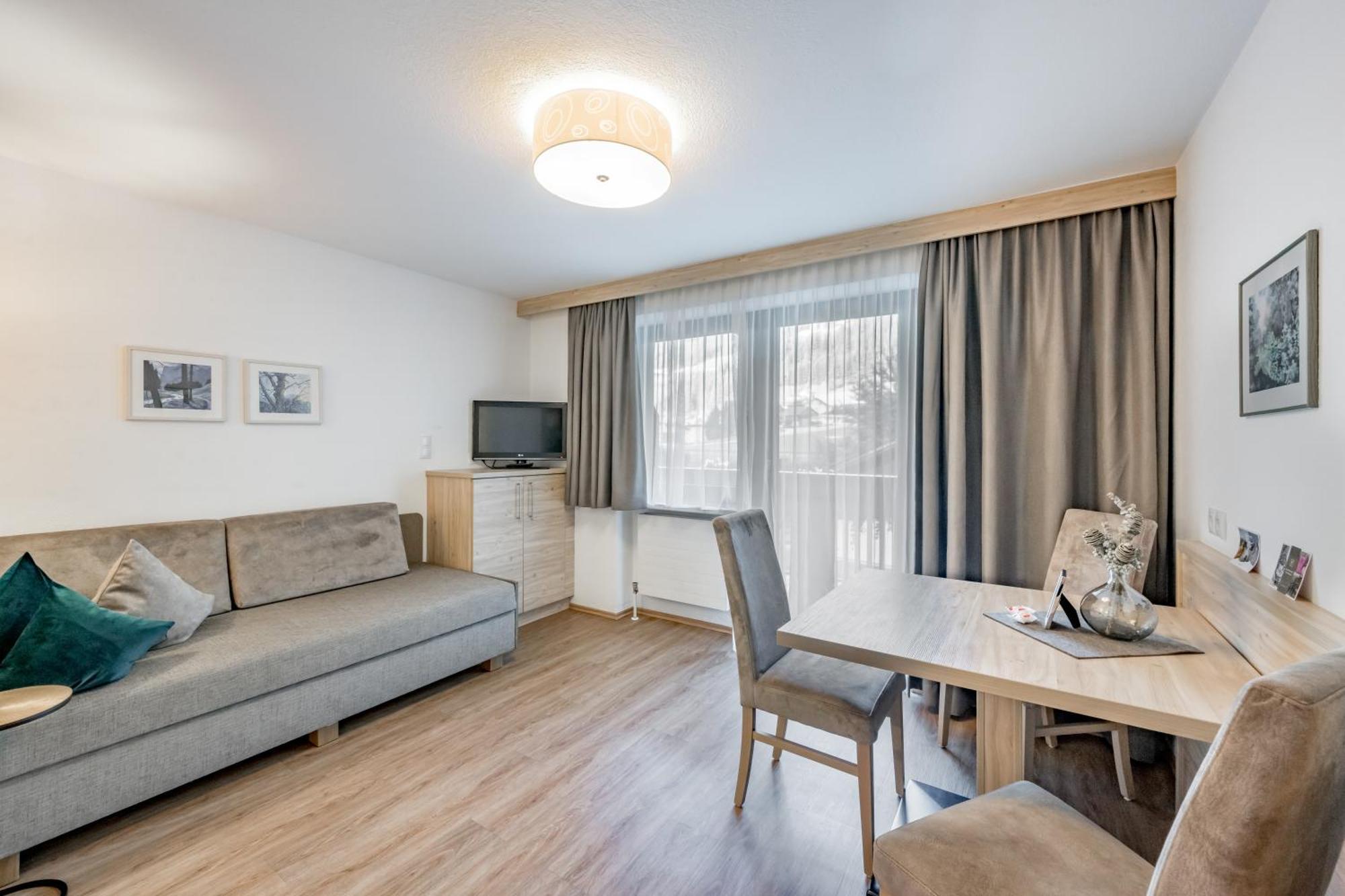 One-Bedroom Apartment Balcony,1587503543:JPEG