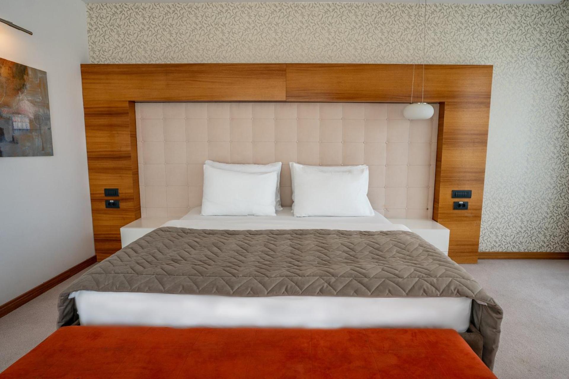 Double Room,1554364993:JPEG