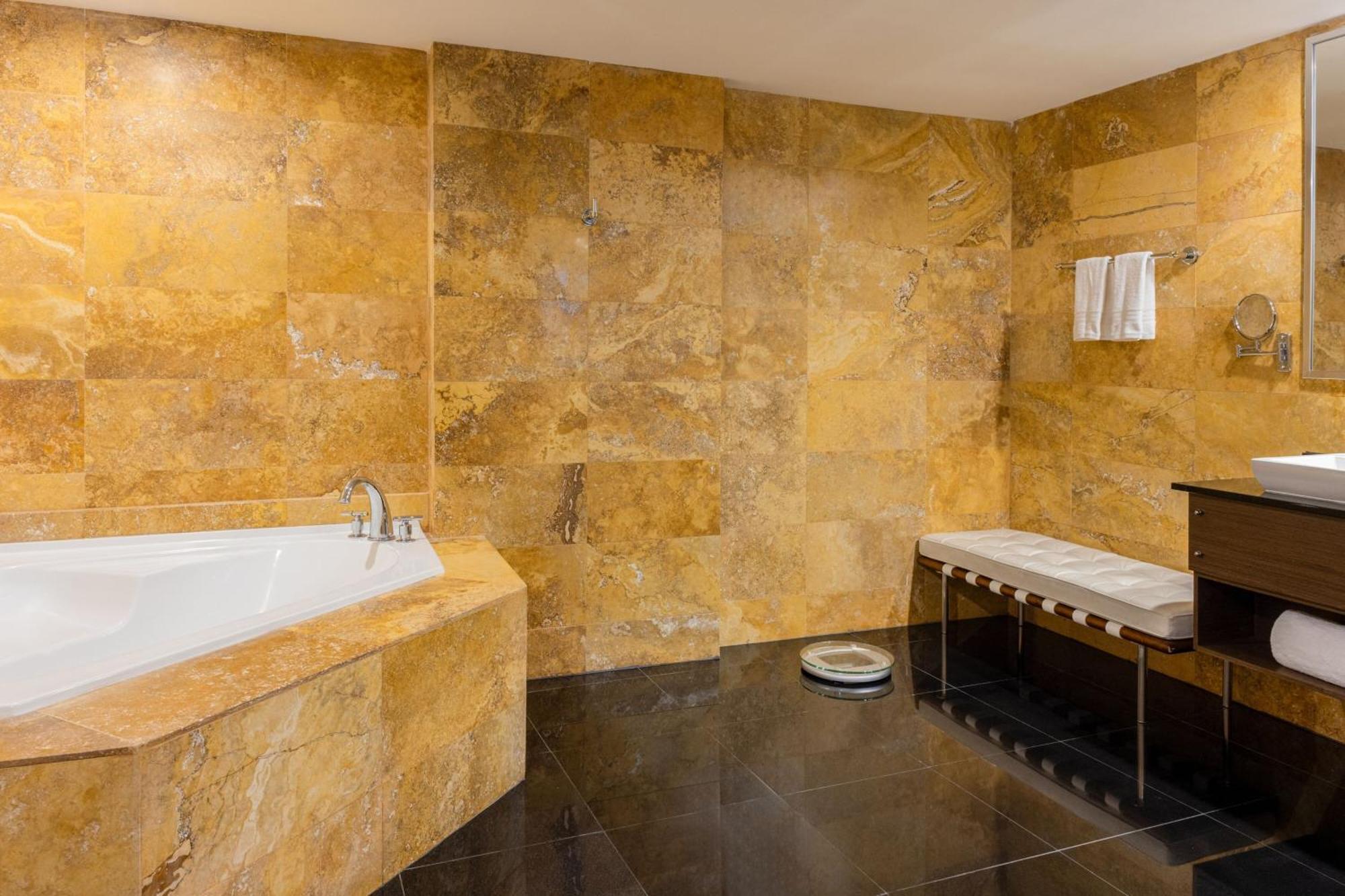 Diamond Suite Club lounge access 1 Bedroom Larger Suite