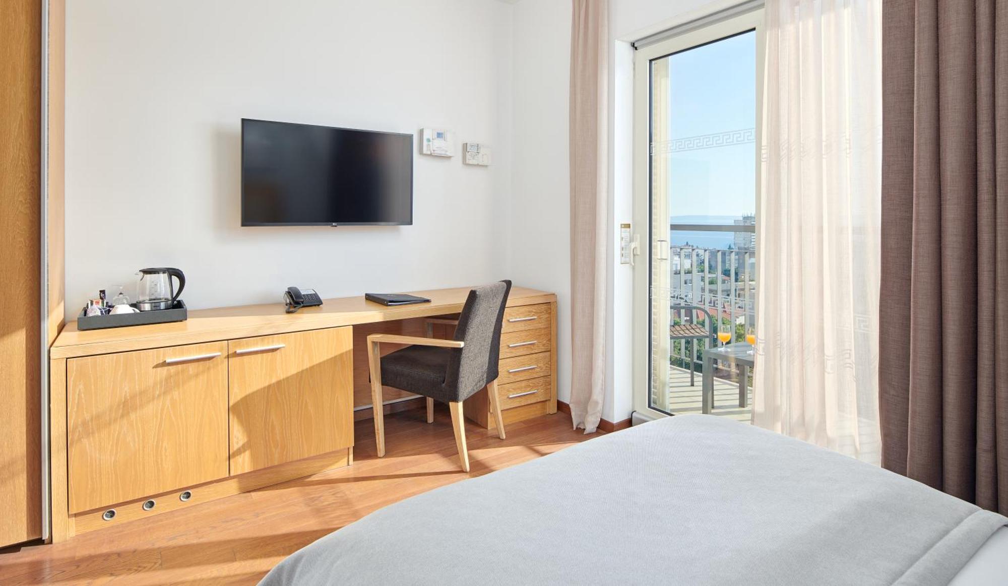 Classic Single Room Balcony City View