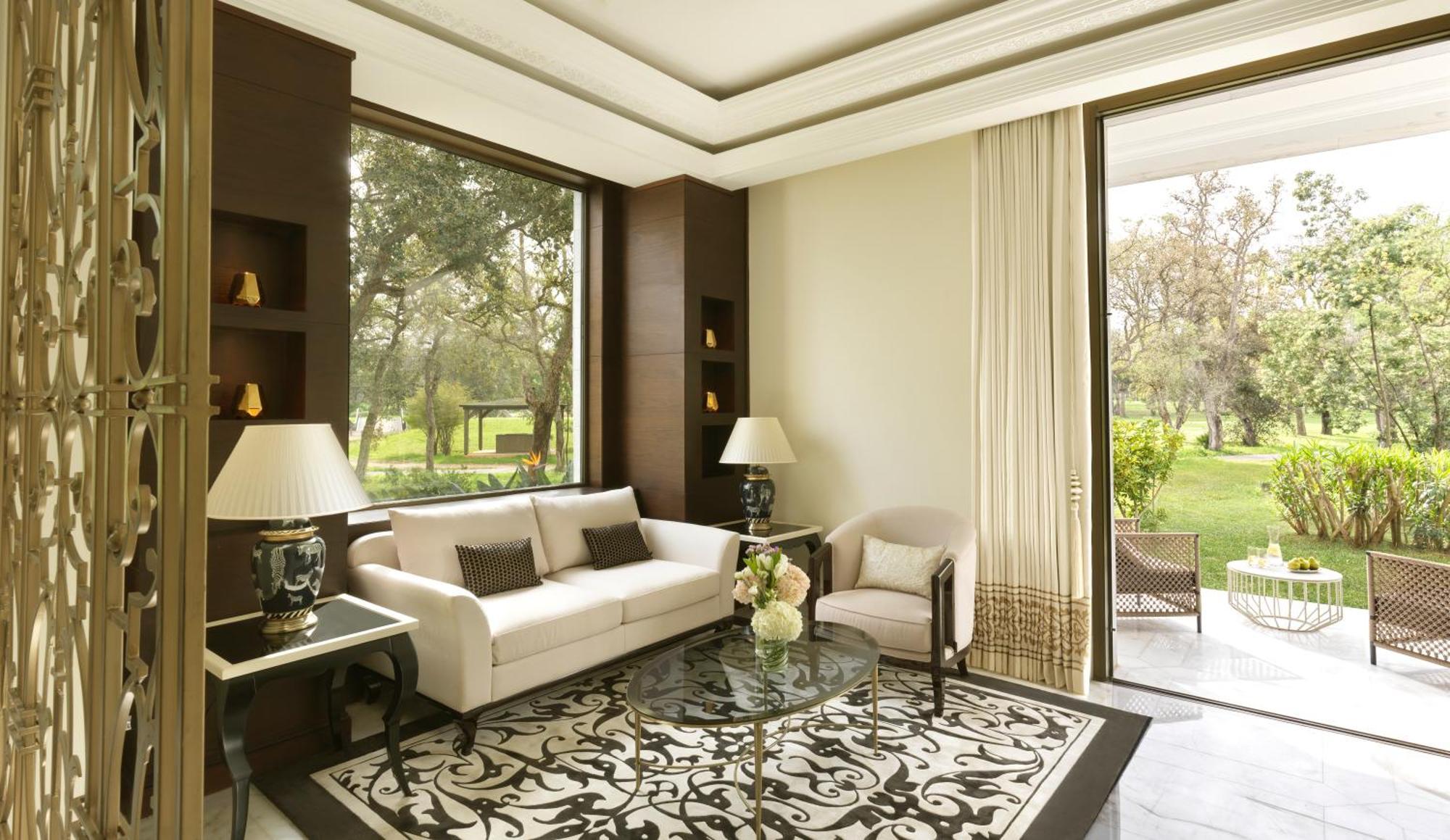 Habitación Superior con cama extragrande, terraza y vistas a la piscina