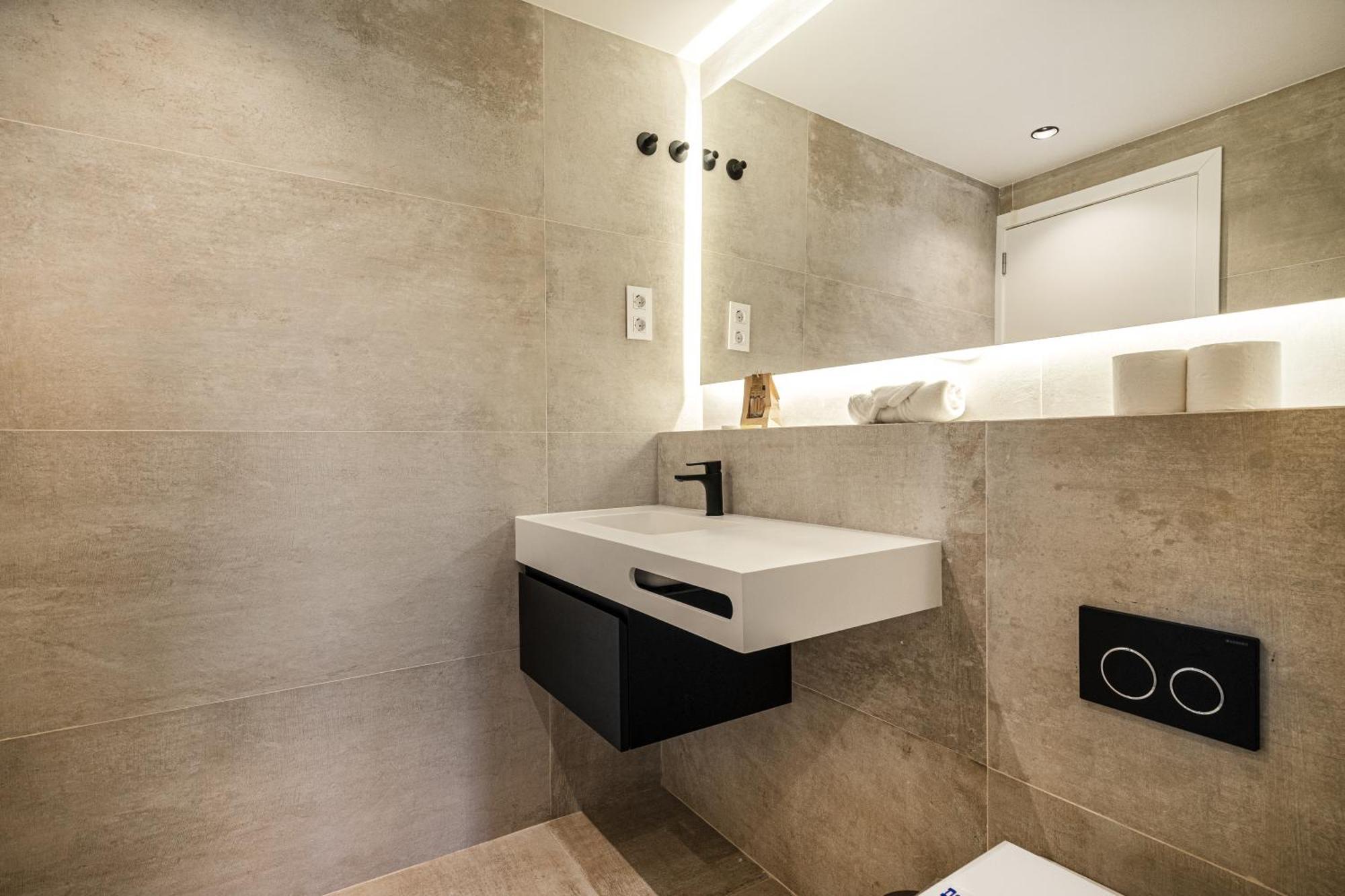 Superior One-Bedroom Apartment,1596863996:JPEG