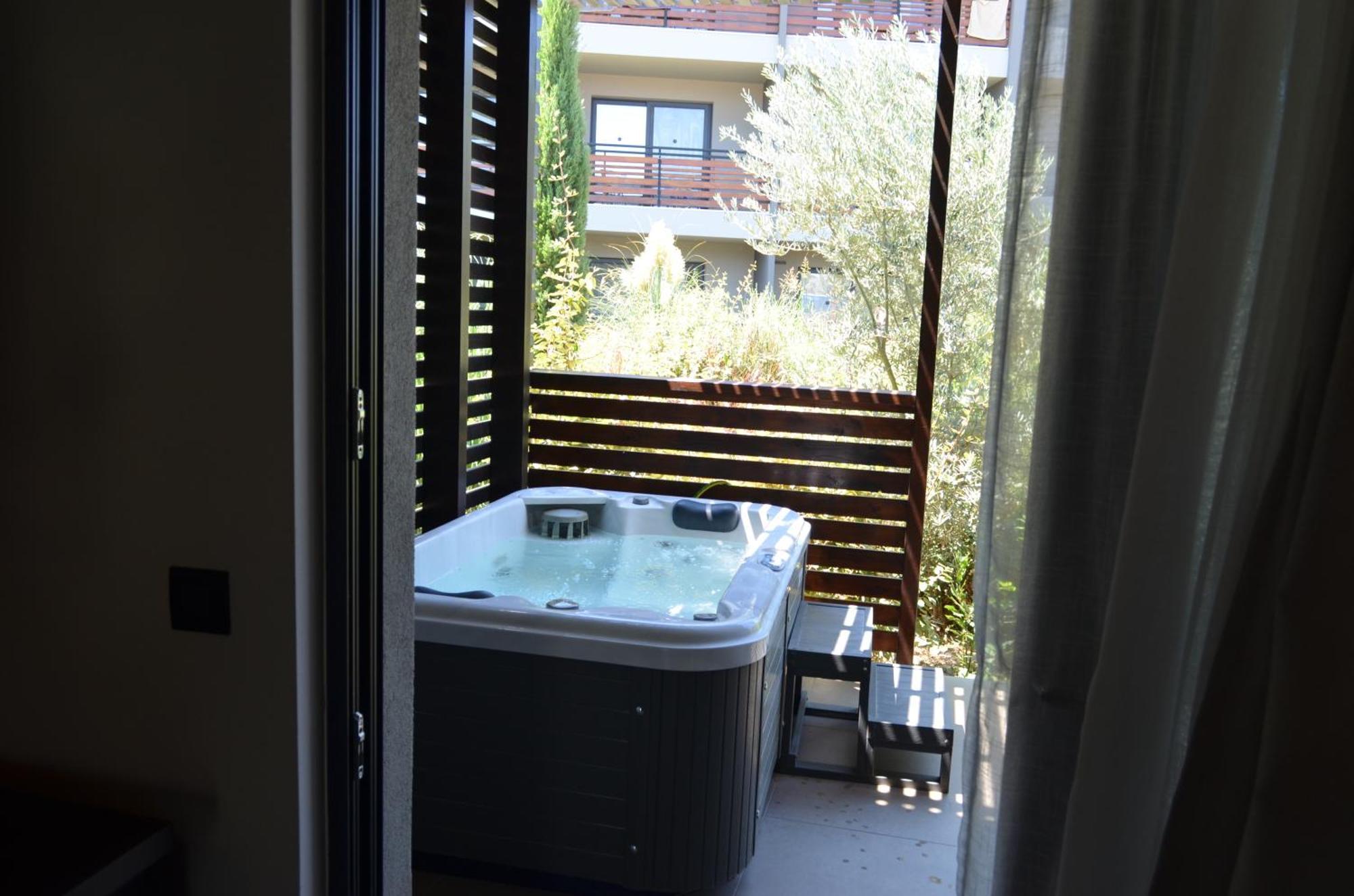 Suite Hot Tub,1608850080:JPEG
