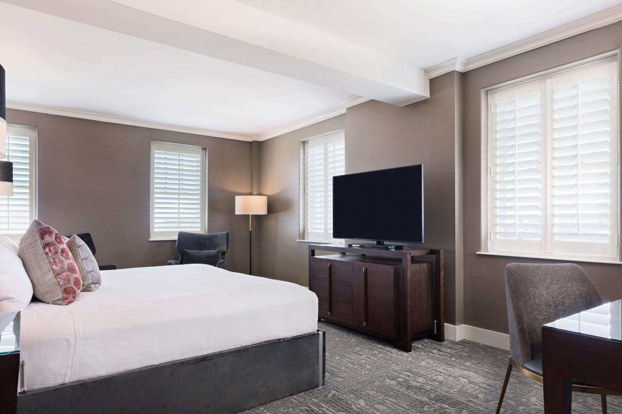 Larger Guest room 1 King City view Corner room