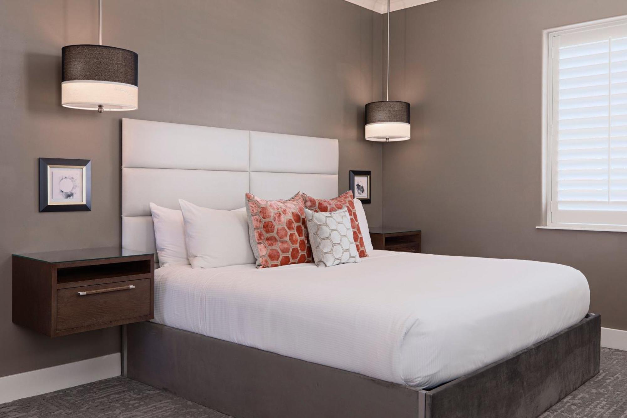 Corner King Room
