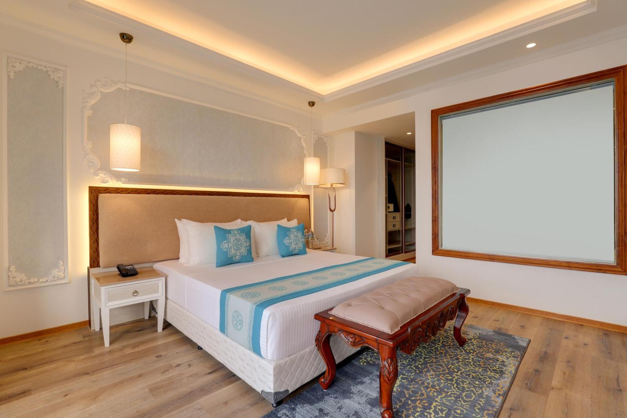 Executive Suite 30 minutes of head & shoulder massage one one time,1619368596:JPEG