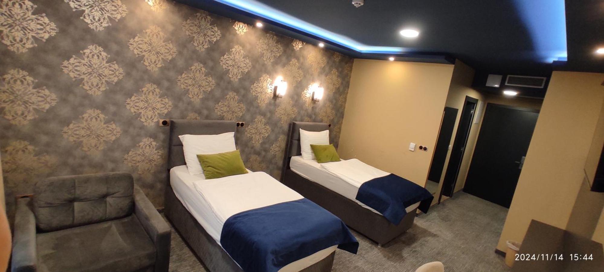 Tweepersoonskamer met 2 Aparte Bedden en een Extra Bed
