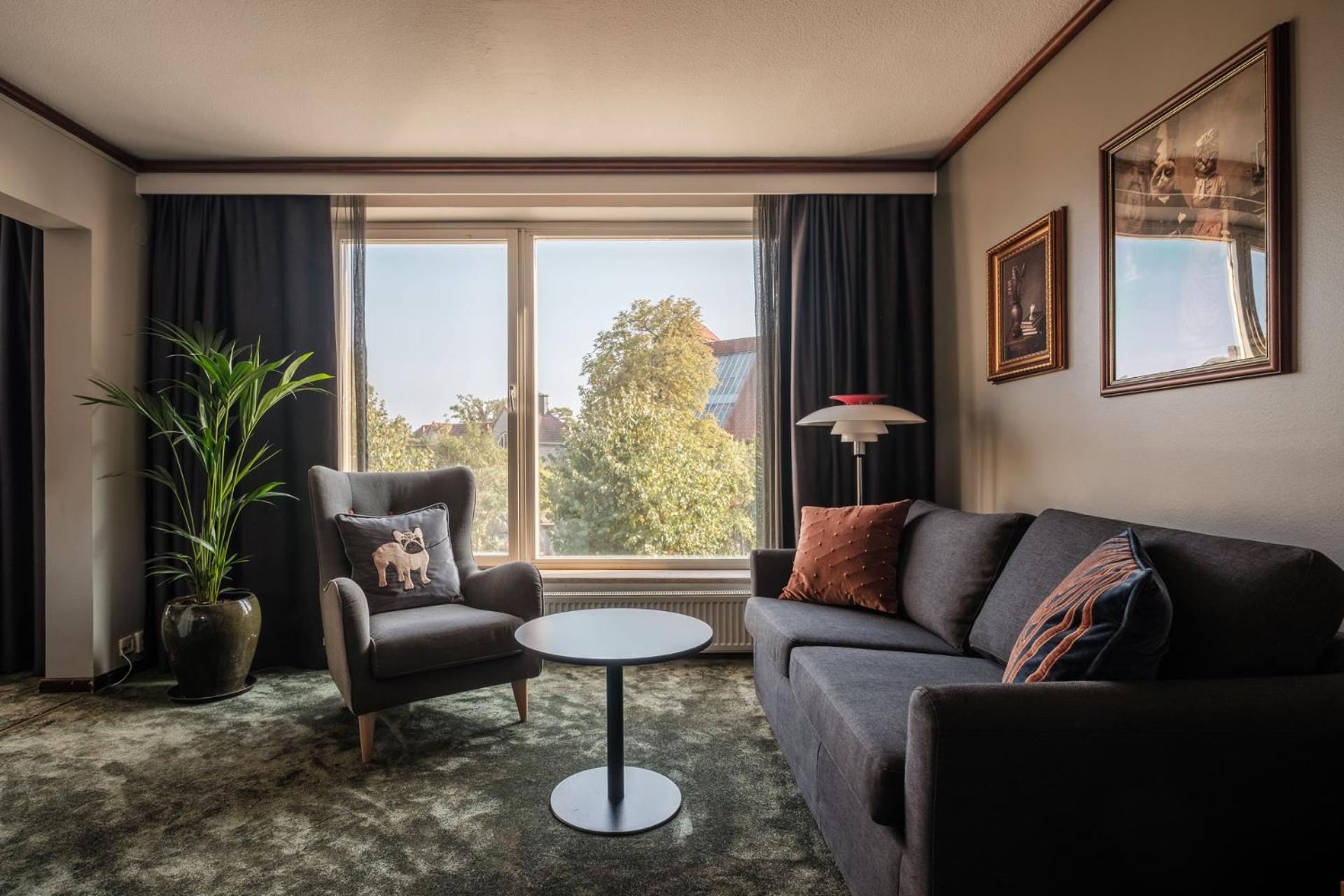 Family Room,1656174801:JPEG
