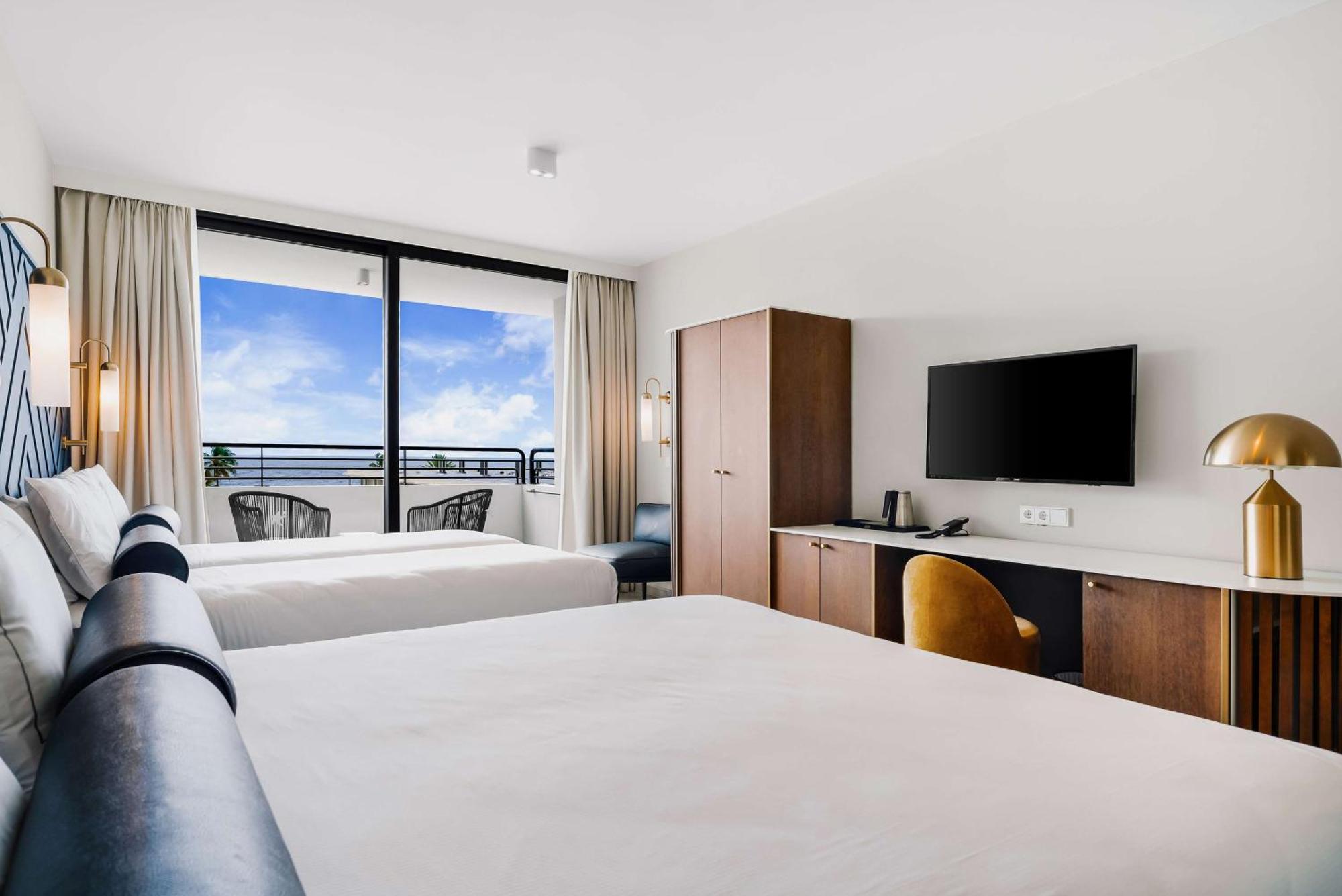 Quarto com 1 Cama King-size, 2 Camas de Solteiro e Vista do Mar