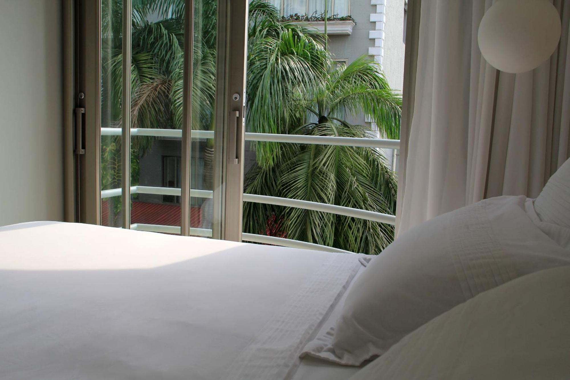 Habitación con cama grande y balcón