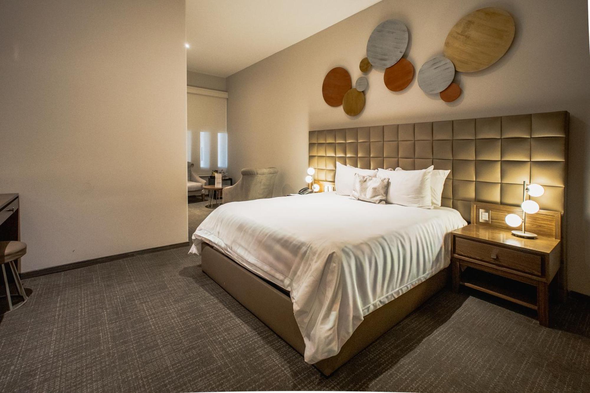 Deluxe Queen Suite