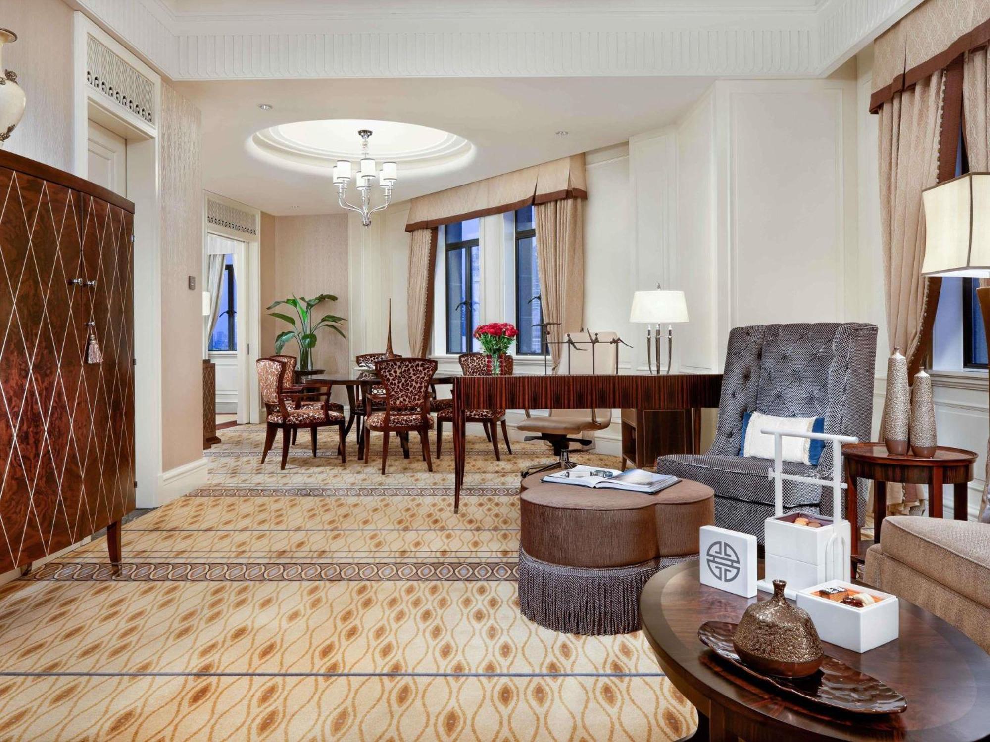 Signature Riverview Suite ‌First Round MinibarAfternoon Tea