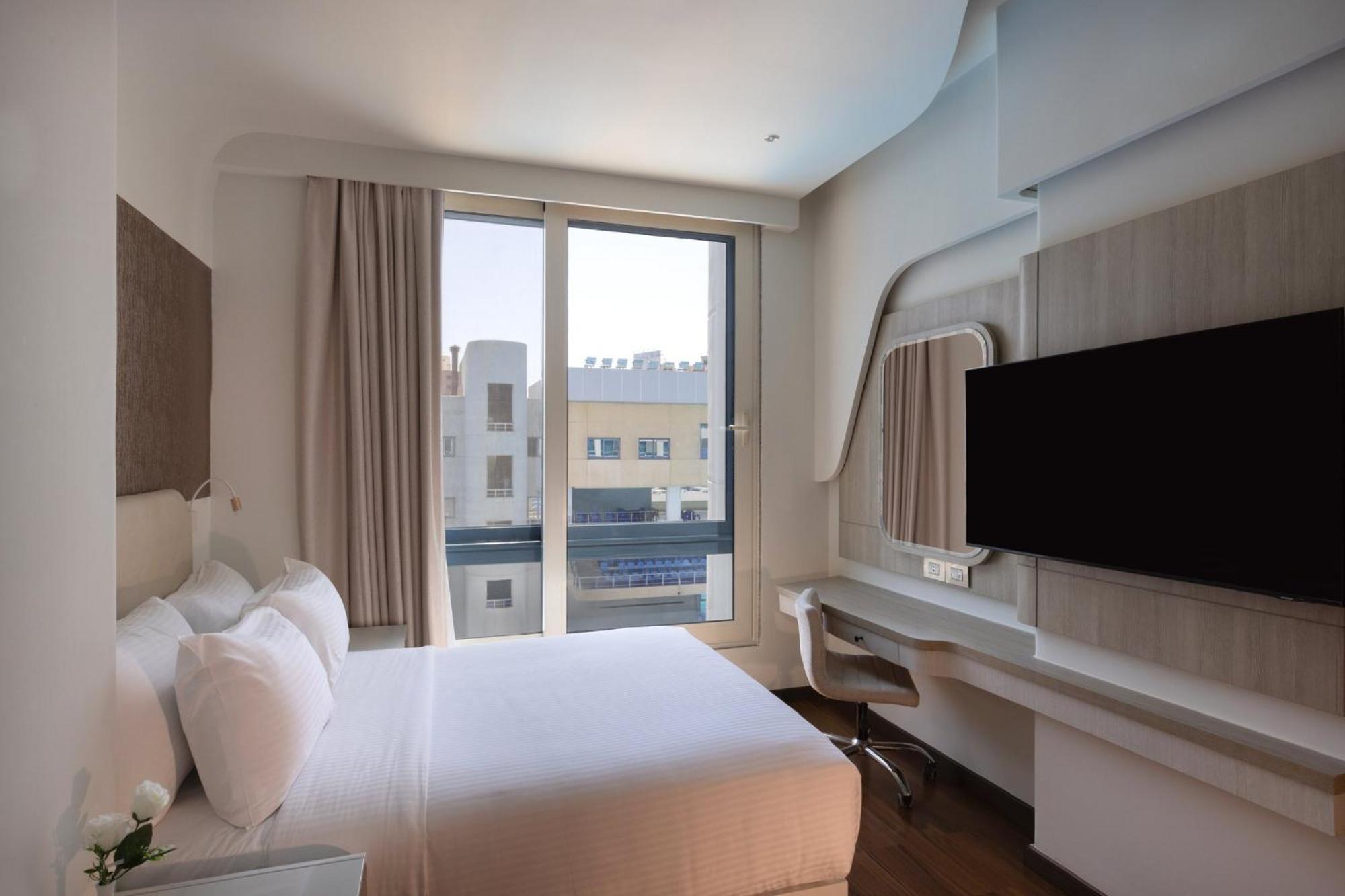 Habitación Estándar con cama extragrande y vistas a la piscina - Adaptada para personas con movilidad reducida