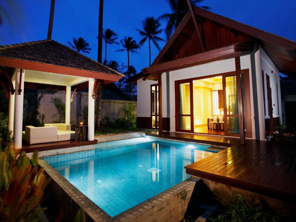 Villa con piscina privada y vistas al jardín