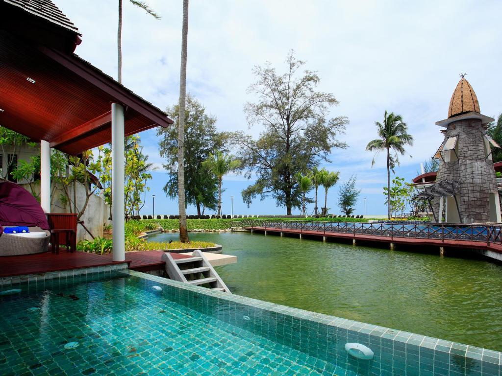 Villa con piscina privada y vistas a la laguna
