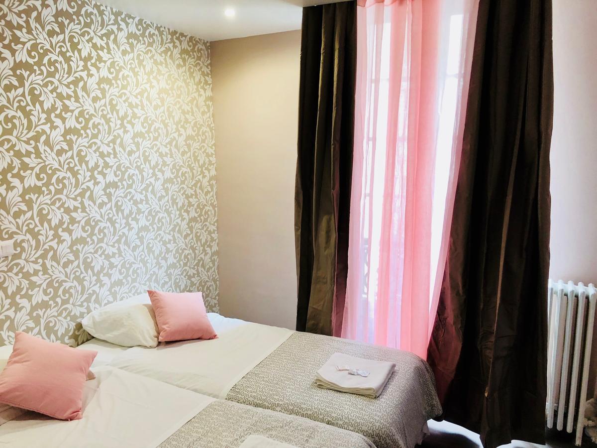 Tweepersoonskamer met 2 Aparte Bedden en Douche