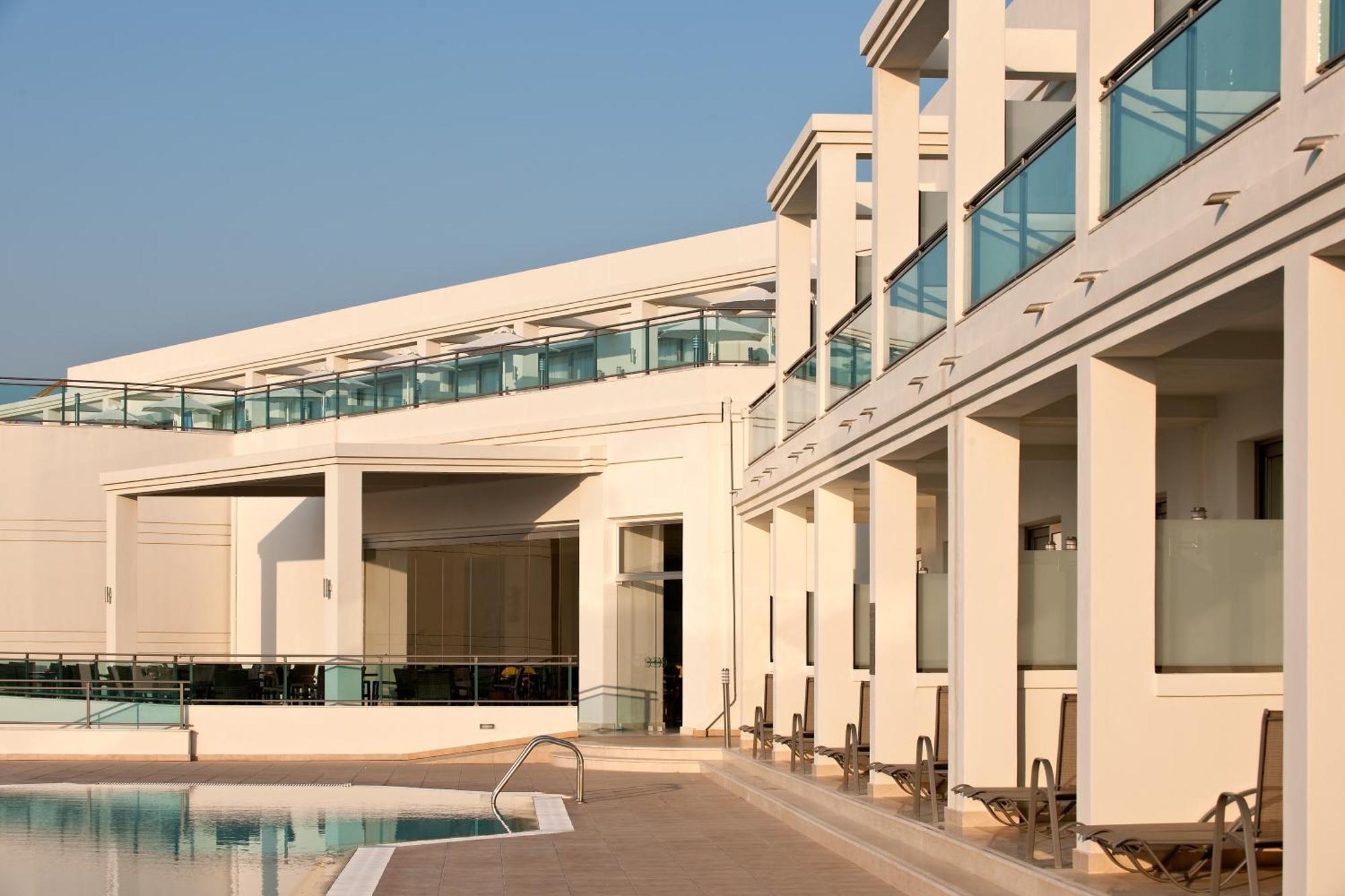 Suite Junior con vistas al mar y piscina compartida