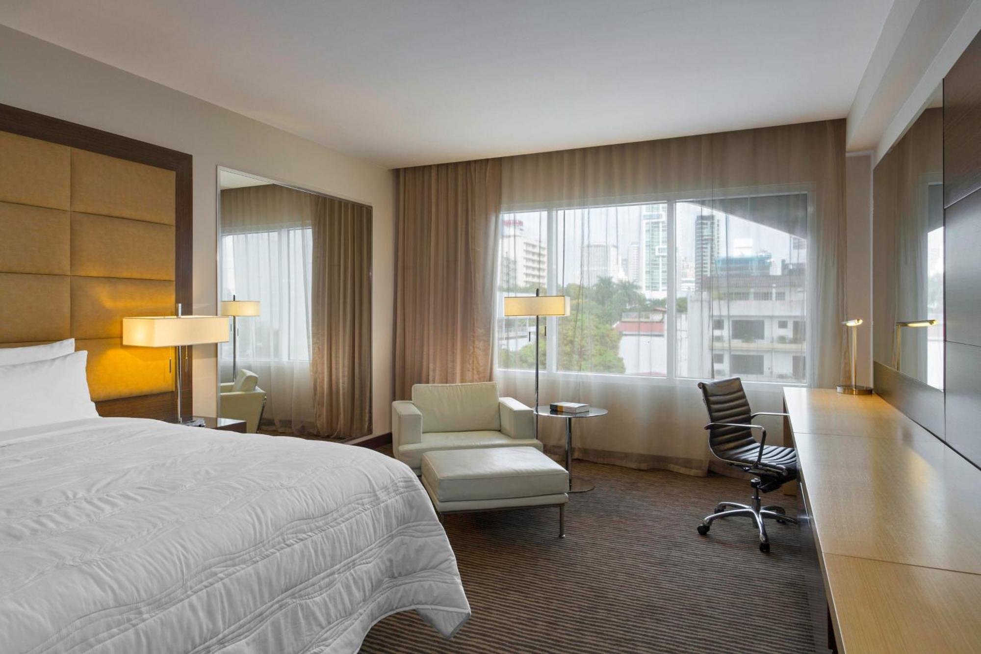 Executive Club lounge access Guest room 1 King City view,1546333972:JPEG
