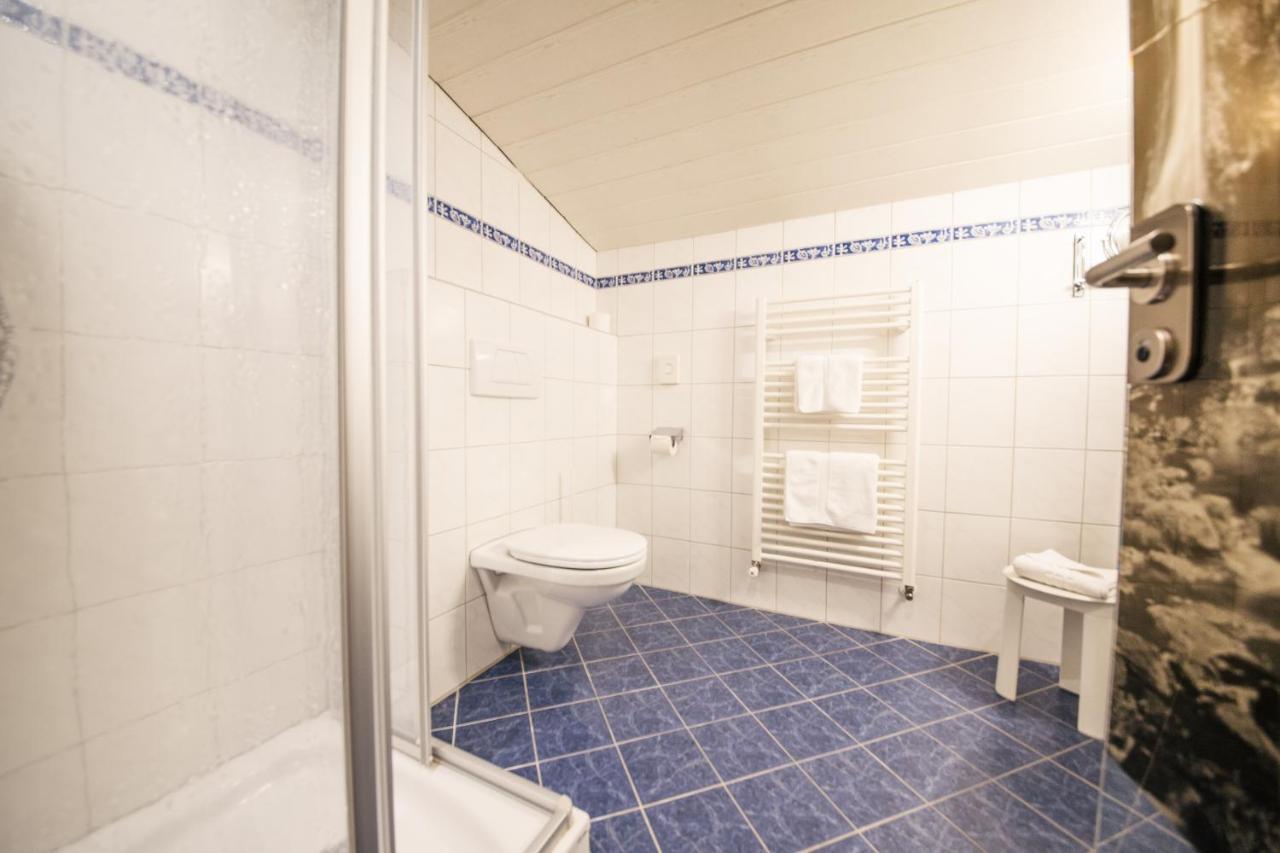 Small Double Room,758971642:JPEG