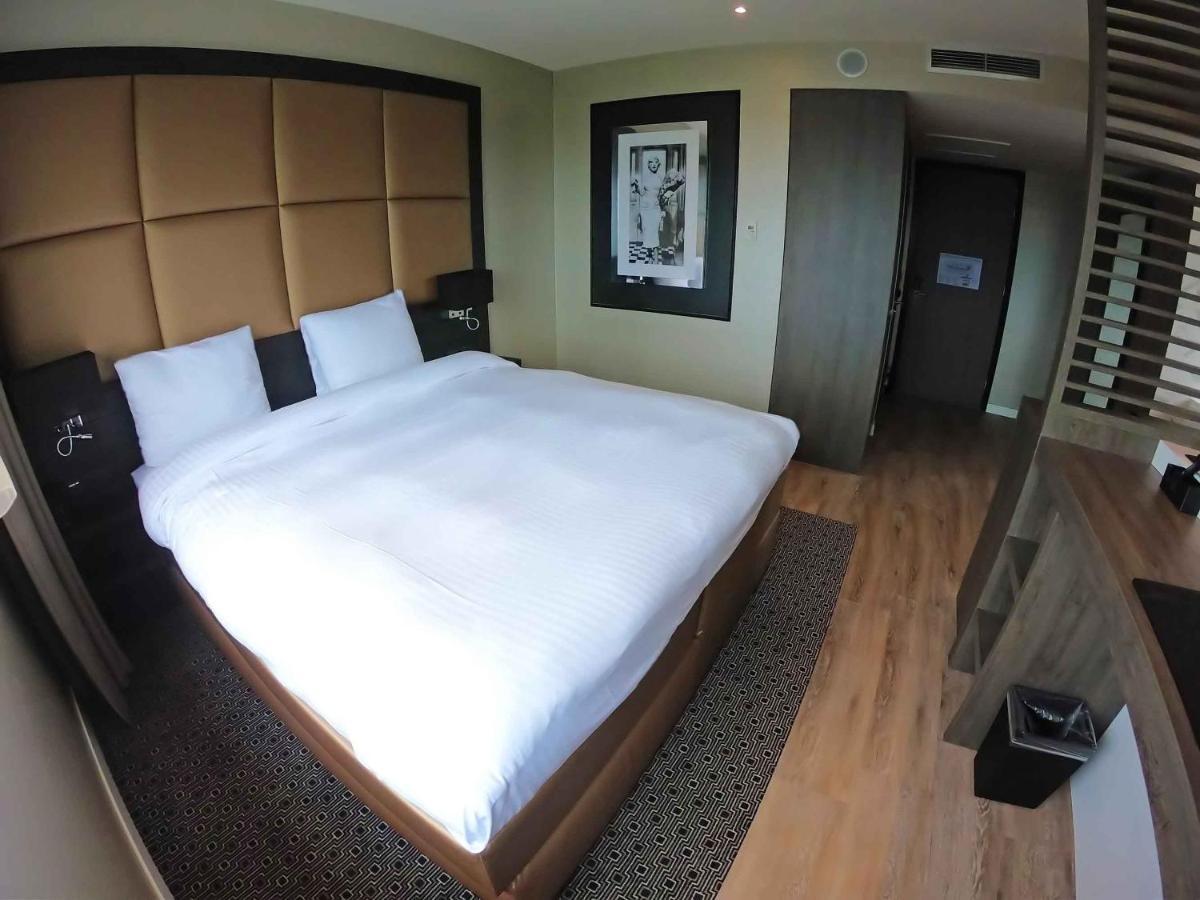 Executive Suite,824096498:JPEG