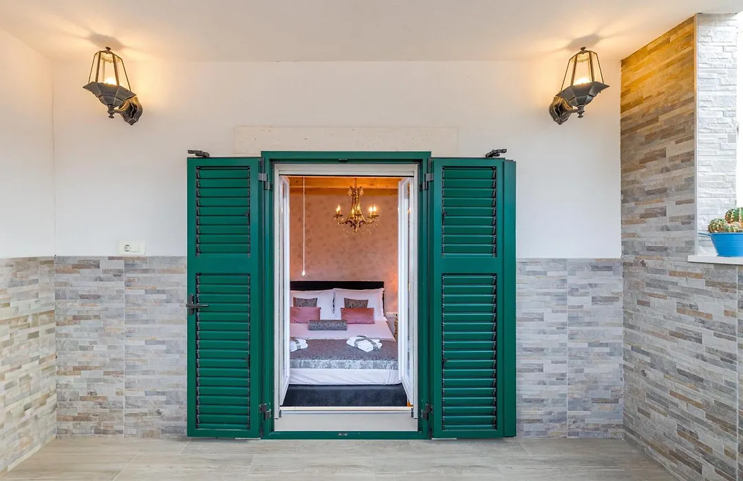 Le Monde - Vintage Accommodation-1